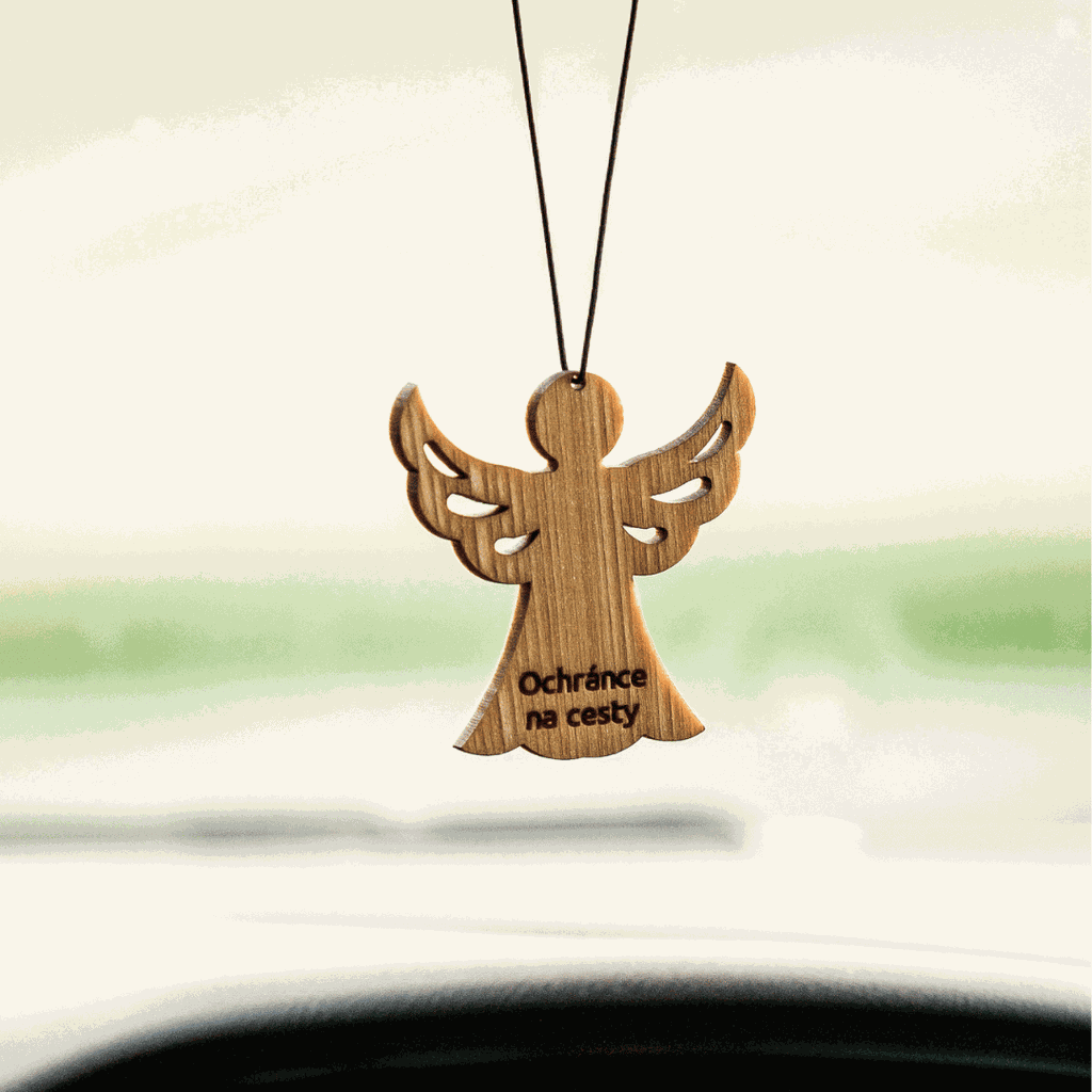 Vonný lísteček zavěšený v interiéru auta