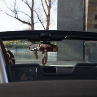 🌿 Každá cesta má svůj příběh. A jaký bude ten tvůj? Nech ho provonět přírodní vůní The Leaf – stylovou dřevůní do auta,...