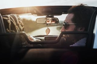 🌿 Elegantní detail pro letní jízdy… Naše dřevěná vůně ve tvaru lístku přináší svěžest i styl v jednom. Lehce zavěsit,...